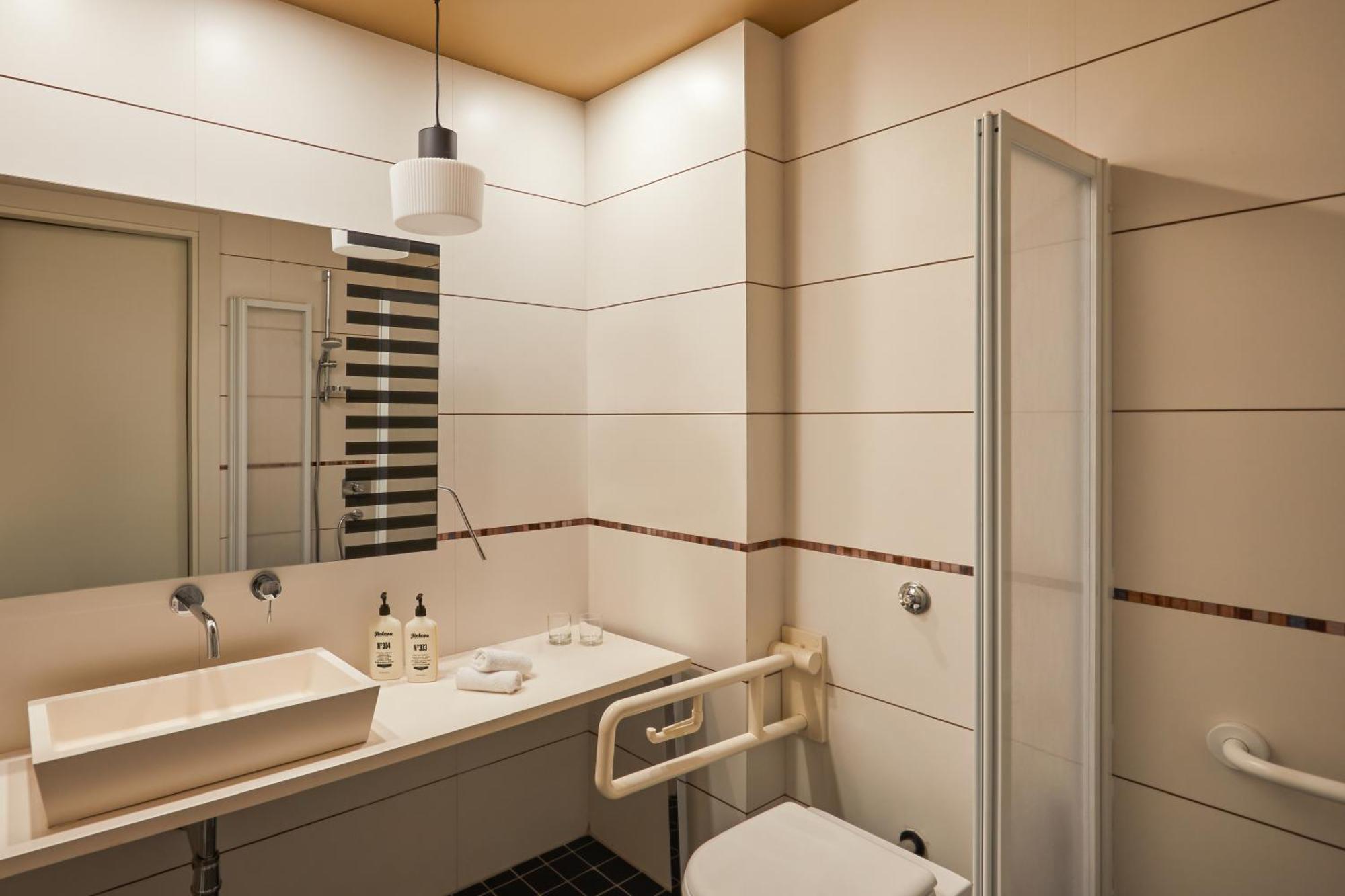 Standard Queen Room Accessible